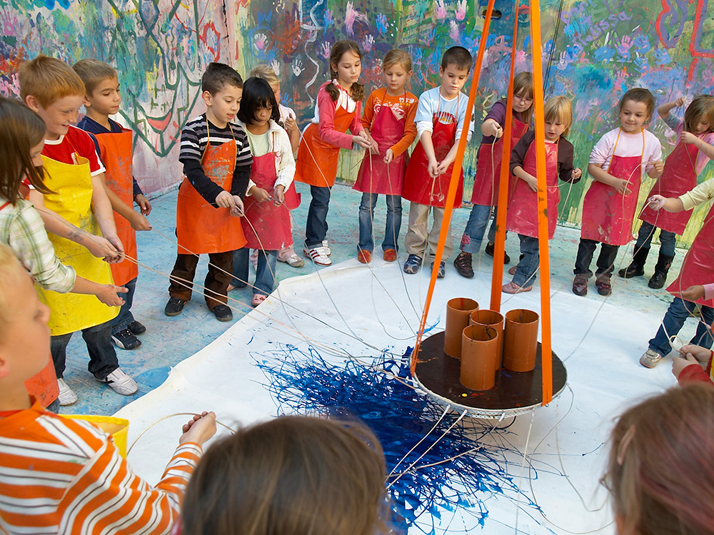 Kinder spielen im ZOOM Atelier